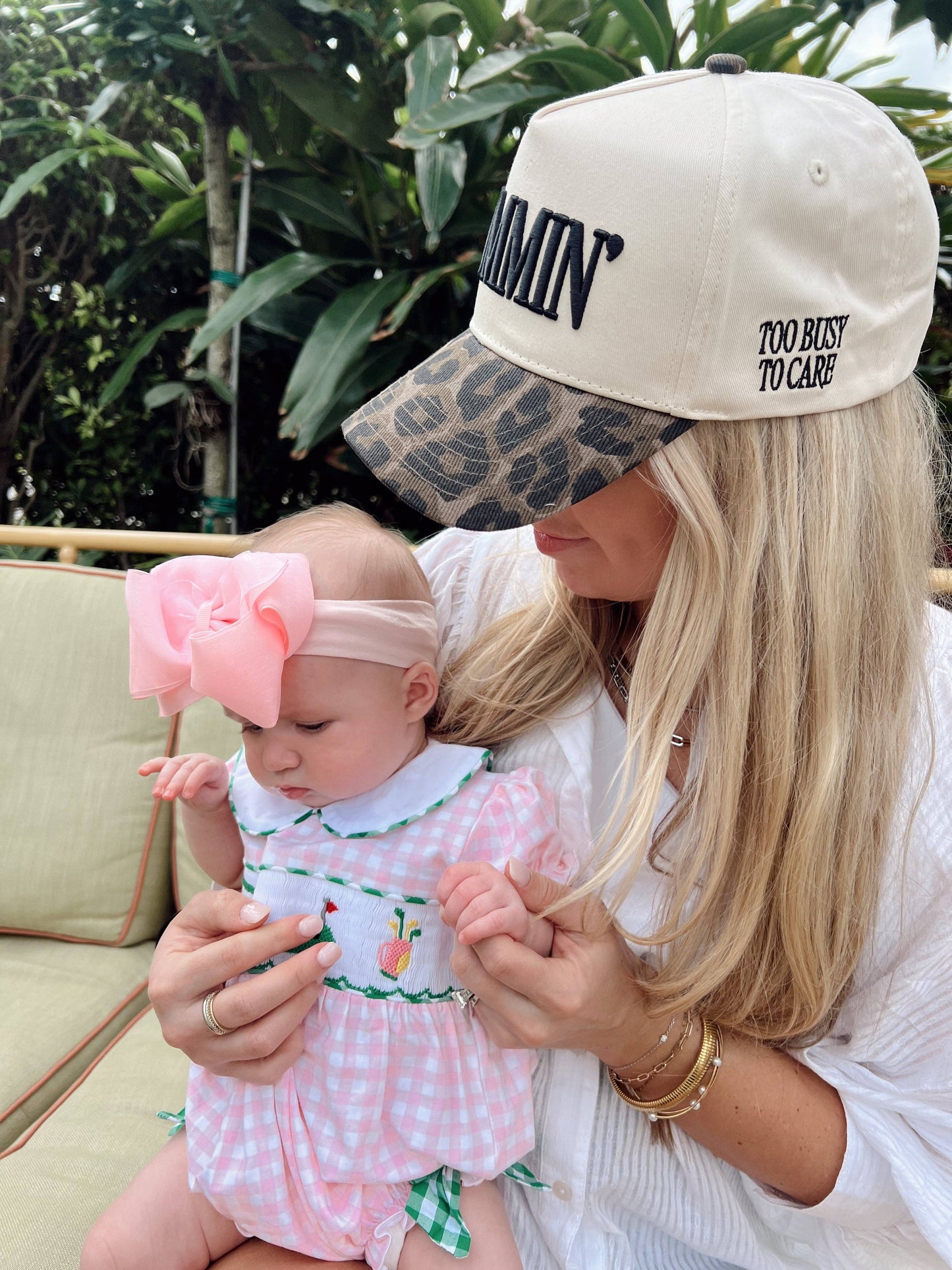 Mommin' - Black Vintage Trucker Hat