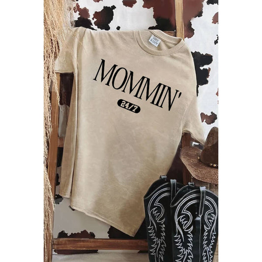MOMMIN' 24_7GRAPHIC TEE
