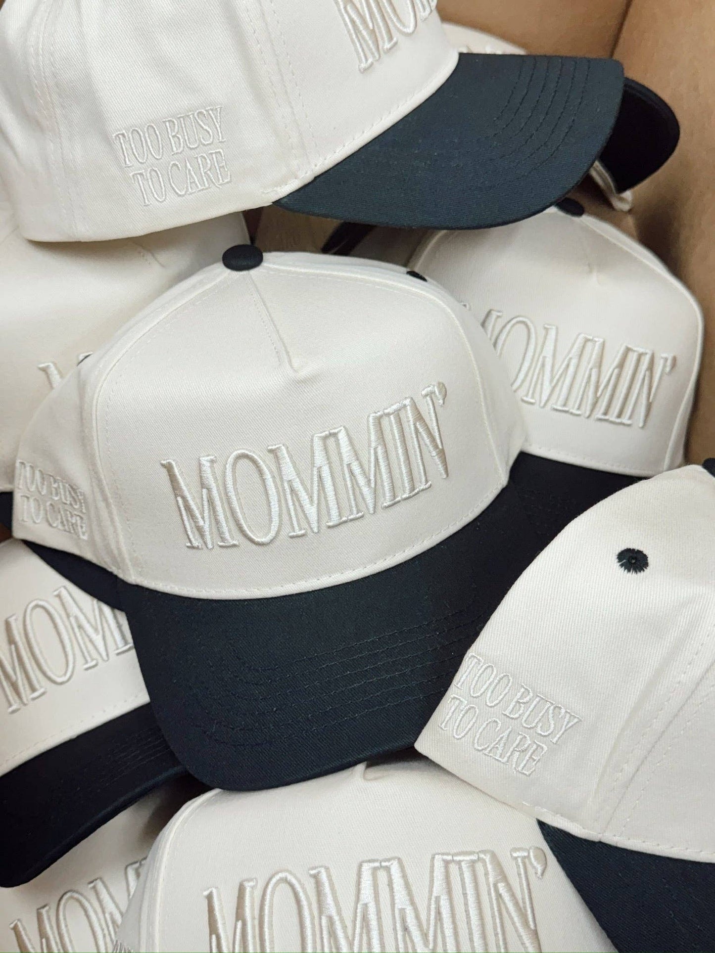 Mommin' - Black Vintage Trucker Hat