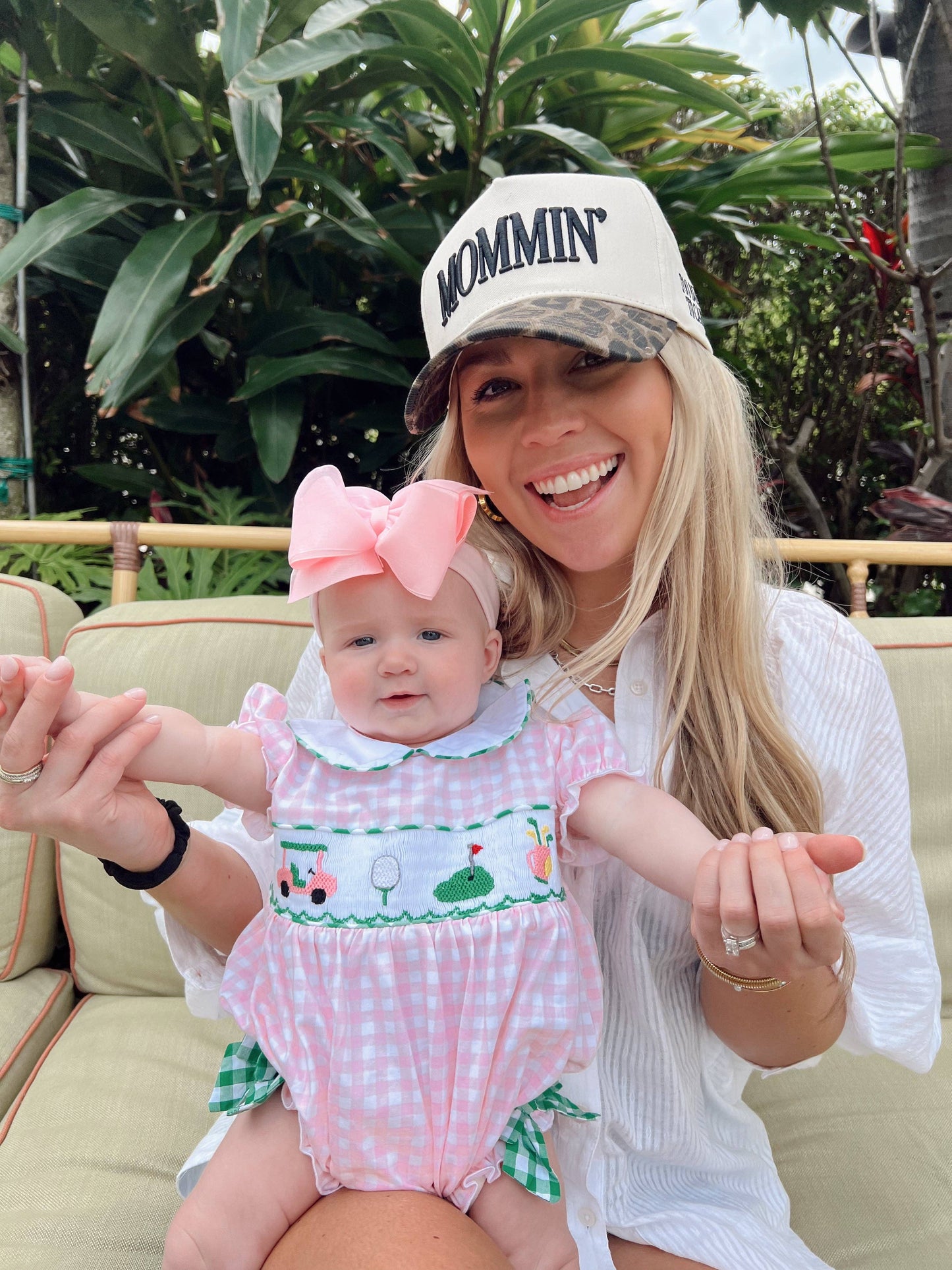 Mommin' - Black Vintage Trucker Hat