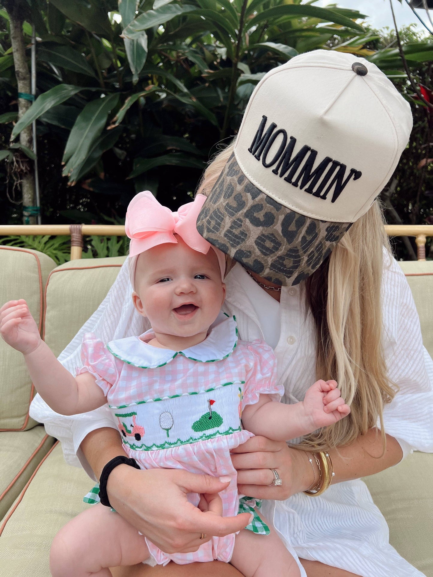 Mommin' - Black Vintage Trucker Hat